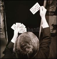 Kártyázó férfi, fotónegatív, 6×6 cm
