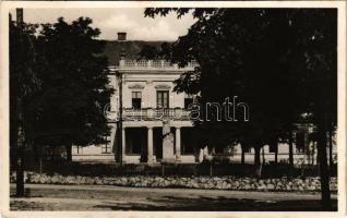 1938 Ipolyság, Sahy; Városháza a legionista szobrával / town hall, statue (fl)