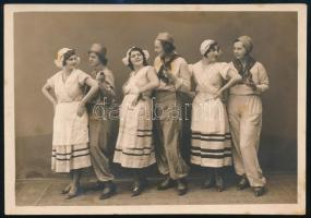 cca 1920-1930 Vidám hölgyek csoportképe, fotó Kóba szombathelyi műterméből, kissé foltos, 11×16 cm