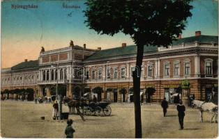 1916 Nyíregyháza, Városháza, Horn Sámuel üzlete, kút, lovaskocsi. Vasúti Levelezőlapárusítás 4. sz. (EK)