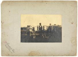 cca 1910-1920 Falusi család ökrökkel, kartonra kasírozott fotó Brunhuber Géza budapesti műterméből, ...