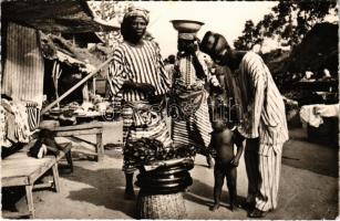 Dakar, Scene de Vie au Village / African folklore, fish market (EK)