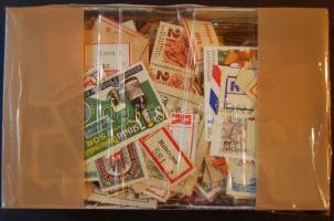 Ragjegyek, levélzárók, reklámbélyegek, segélybélyegek, díjjegyes kivágások, érdekes vegyes tétel, 1.600 db dobozban