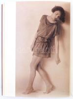 E. Csorba Csilla: Máté Olga fotóművész. "Nagy asszonyi dokumentum." Bp.,2006., PIM-Helikon...