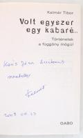 Kalmár Tibor: Volt egyszer egy kabaré... Történetek a függöny mögül. Bp.,2009,Gabo. Fekete-fehér és színes képanyaggal illusztrált. Kiadói kartonált papírkötés.  A szerző, Kalmár Tibor (1932-) által Koós János (1937-2019) énekes, humorista, színész, előadóművész részére dedikált példány.