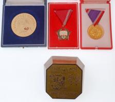 ~1970-1980. 5db vegyes szocialista kitüntetés, emlékérem, közte "Kiváló Munkáért" aranyozott, zománcozott kitüntetés mellszalagon eredeti, sérült tokban, 1989. "Kismotor és Gépgyár 40 / Hűséges Munkáért" aranyozott, festett emlékérem igazolvánnyal T:2
