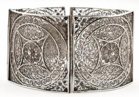 Ezüst(Ag) filigrán díszítésű karperec, jelzett, kis hiánnyal, h: 19,5 cm, nettó: 58,5 g