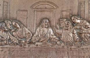 Utolsó vacsora. Fém dombormű, 1910 1935 Gloria Roma jelzéssel, régi, kissé sérült fa keretben, 14x29...