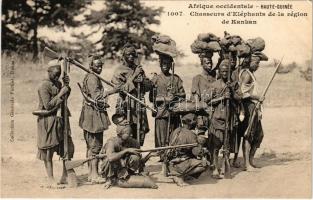 Haute-Guinée, Chasseurs dEléphants de la région de Kankan / elephant hunters from the Kankan region, folklore