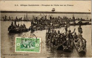Pirogues de Péche sur un Fleuve / fishermen with canoes in Africa, TCV card (fl)