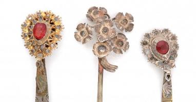 3 db antik fém tű, piros és fehér kövekkel, h: 10,5 és 12 cm között