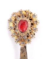 3 db antik fém tű, piros és fehér kövekkel, h: 10,5 és 12 cm között