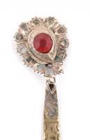 3 db antik fém tű, piros és fehér kövekkel, h: 10,5 és 12 cm között