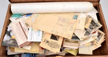 Régi bőrönd, tele papírrégiséggel (iratok, nyomtatványok, képeslapok, stb.), kopottas állapotban, 54×15×33 cm