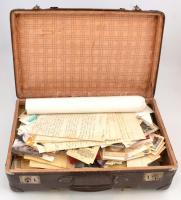 Régi bőrönd, tele papírrégiséggel (iratok, nyomtatványok, képeslapok, stb.), kopottas állapotban, 54...