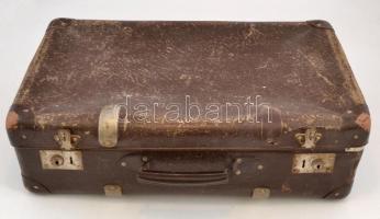Régi bőrönd, tele papírrégiséggel (iratok, nyomtatványok, képeslapok, stb.), kopottas állapotban, 54...