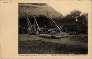 Halte de porteurs et de hamacaires baribas / African folklore, village (EK)