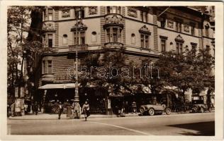 1934 Budapest VIII. Valéria kávéház, automobil, hirdetőoszlop, utcaseprő. Üllői út - József körút sarok