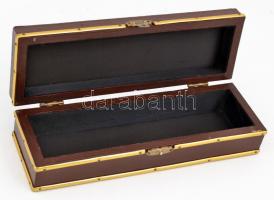 Kézzel festett csatos fa dobozka. fém széllel. 22x6,5x6cm