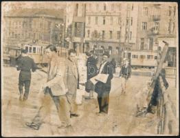 cca 1950-1960 Budapest, Moszkva tér, újságárus, foltos fotó, 9×11,5 cm