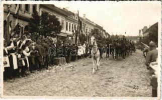 1940 Székelyudvarhely, Odorheiu Secuiesc; bevonulás az élen S. Rudolf alezredes / entry of the Hungarian troops. Kovács István photo
