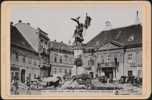 cca 1880 Budapest, Honvéd szobor a budai Dísz téren, a háttérben építkezéssel, keményhátú fotó, 10,5×16,5 cm