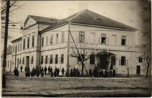 1915 Pécska, Magyarpécska, Pecica; Vöröskeresztes katonai kórház, nővérek / WWI K.u.K. Red Cross military hospital, nurses. photo (fl)