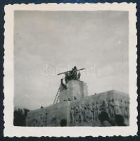 1956 Budapest, életkép a forradalomból, fotó, 5,5×5,5 cm
