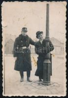 cca 1930-1940 Lámpaoszlopnál csendőrrel, fotó, kis szakadással, 8,5×6 cm