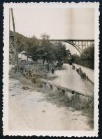 1940 Veszprém, viadukt, hátoldalon feliratozott fotó, 8,5×6 cm