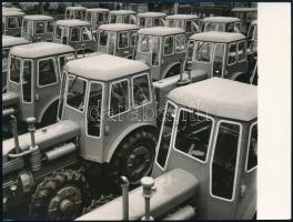 cca 1970 Dutra traktorok, sajtófotó, 9×12 cm