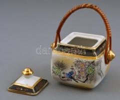 Kínai porcelán cukortartó, kézzel festett, nád füllel, jelzett, kopásnyomokkal, m: 12 cm