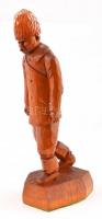 Jelzés nélkül: Ballagó paraszt ember. Zsűrizett népművészeti fa faragás. 26 cm