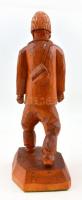 Jelzés nélkül: Ballagó paraszt ember. Zsűrizett népművészeti fa faragás. 26 cm