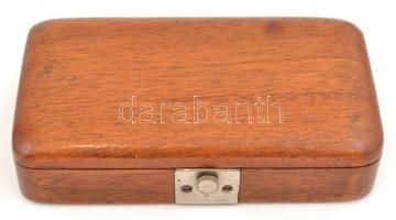 Ópium mérleg, fa tokban, súlyokkal, enyhén kopottas állapotban 6,5x11,5x2,5 cm