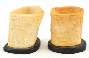 2 db faragott csont cigaretta kínáló  / tolltartó fa talapzaton. 6,5 cm