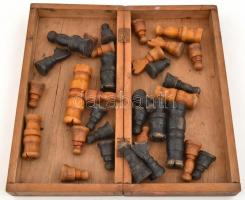 Házi készítésű fa sakk készlet faragott figurákkal 30x30 cm