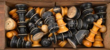 Nagy méretű faragott fa sakk bábuk fa dobozban. 6,5-10 cm