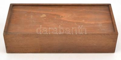 Nagy méretű faragott fa sakk bábuk fa dobozban. 6,5-10 cm