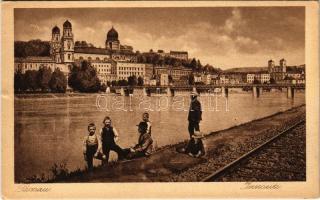 Passau, Innseite / riverbank, bridge, railway tracks, boys. Ottmar Zieher Kupfertiefdruckkarte Nr. 229. (EK)