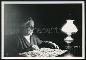 cca 1940 Misztikus kártyavetés, fotó, 6×8,5 cm