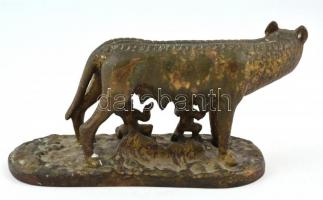 Romulus és Remus bronz szobor, a capitoliumi farkas alapján készült utánzat. Kopottas állapotban, a ...