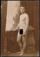 cca 1900 Férfi akt műteremben, fotó, felületén törésnyomokkal, 13×9 cm