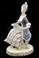 Éneklő. Hollóházi barokk női porcelán figura, jelzett, kézzel festett, hibátlan, m: 22.5 cm