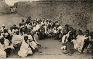 Les Notables d'un Village, assemblés pour une gravé affaire / native tribe, African folklore