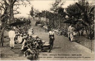 Haute-Guinée, Dans un poste, Caravane de porteurs préte á partir / caravan of porters