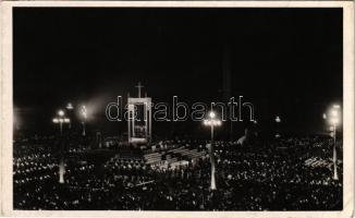 Budapest XIV. XXVIII. Országos Katolikus Nagygyűlés Budapest 1939. május 18-21. Az oltár Bardon Alfréd okl. építészmérnök, műegyetemi tanársegéd alkotása. Éjjeli mise (EK)