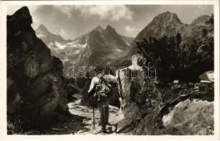 Tátra, Vysoké Tatry; túrázó felszereléssel / Cierny stít, Kolovy stít, Jestrabí veza z cesty k Zelenému Plesu. Foto Dr. Procházka / hiker with his equipment