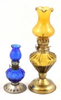 2 db olaj mécses üveg búrával, fém talapzattal, sárga jelzett, kék üvegű sérült, m: 13,5 és 24 cm