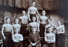 cca 1900 Selmecbánya, sportolók kitüntetésekkel, kartonra kasírozott fotó, 12×15,5 cm